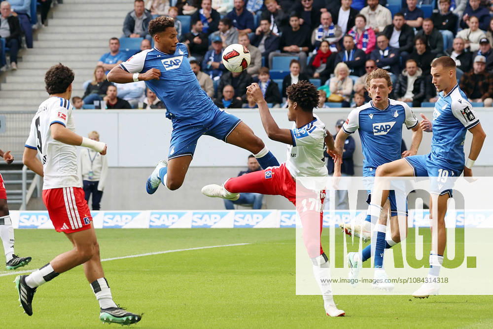 Fussball 1.Bundesliga, TSG 1899 Hoffenheim - Hamburger SV v.l. Bambasà Contà (TSG 1899 Hoffenheim) Warmed Omari (Hamburger SV) Zweikampf, Aktion, action, battle for the ball Sinsheim