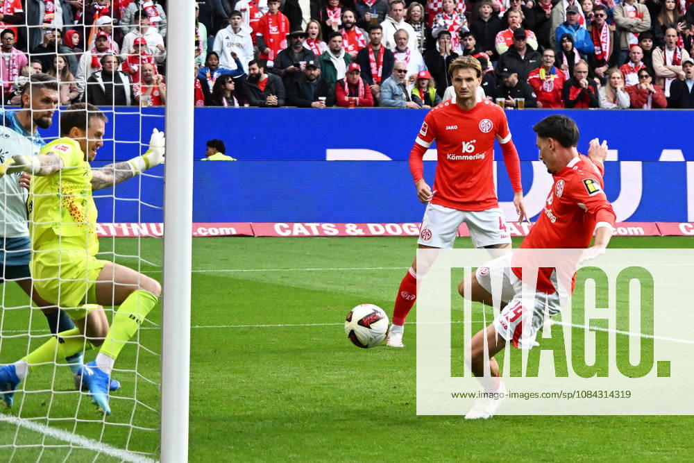 Fussball 1.Bundesliga, FSV Mainz 05 - Bayer 04 Leverkusen v.l. Anthony Caci (FSV Mainz 05) Torschuetze, erzielt das Tor, Treffer, scores the goal 1:2 Mark Flekken (Bayer 04 Leverkusen) Mainz