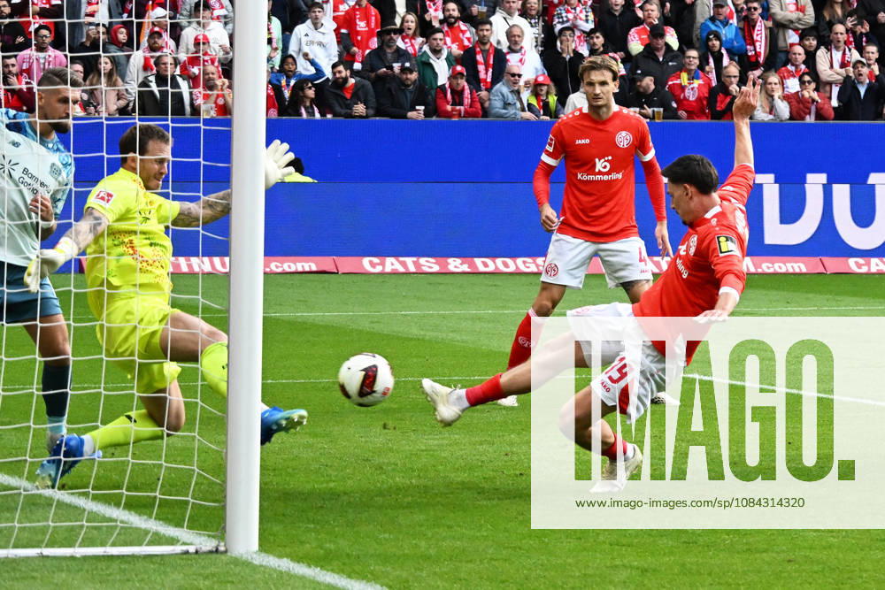 Fussball 1.Bundesliga, FSV Mainz 05 - Bayer 04 Leverkusen v.l. Anthony Caci (FSV Mainz 05) Torschuetze, erzielt das Tor, Treffer, scores the goal 1:2 Mark Flekken (Bayer 04 Leverkusen) Mainz