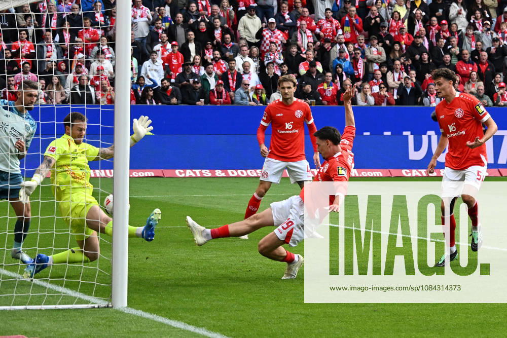 Fussball 1.Bundesliga, FSV Mainz 05 - Bayer 04 Leverkusen v.l. Anthony Caci (FSV Mainz 05) Torschuetze, erzielt das Tor, Treffer, scores the goal 1:2 Mark Flekken (Bayer 04 Leverkusen) Mainz