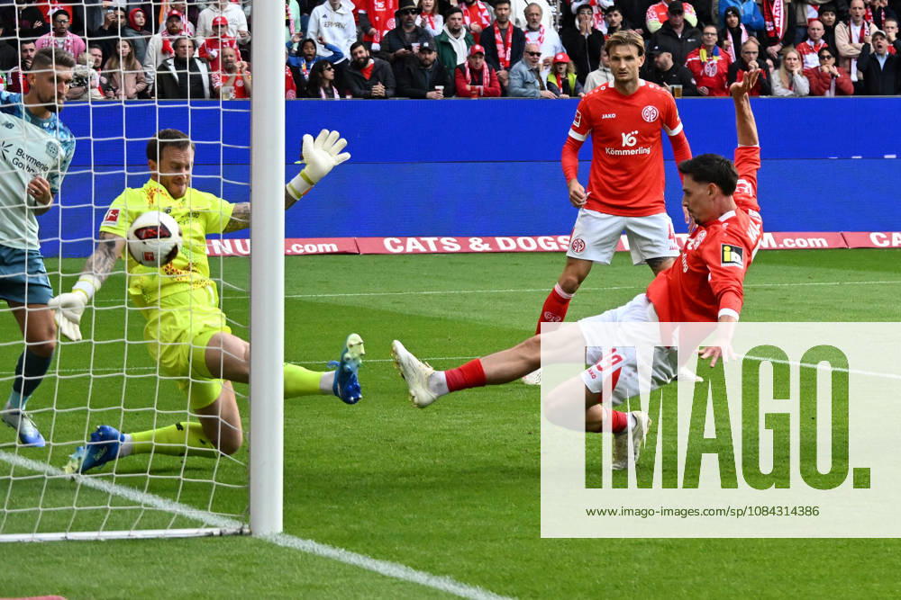 Fussball 1.Bundesliga, FSV Mainz 05 - Bayer 04 Leverkusen v.l. Anthony Caci (FSV Mainz 05) Torschuetze, erzielt das Tor, Treffer, scores the goal 1:2 Mark Flekken (Bayer 04 Leverkusen) Mainz