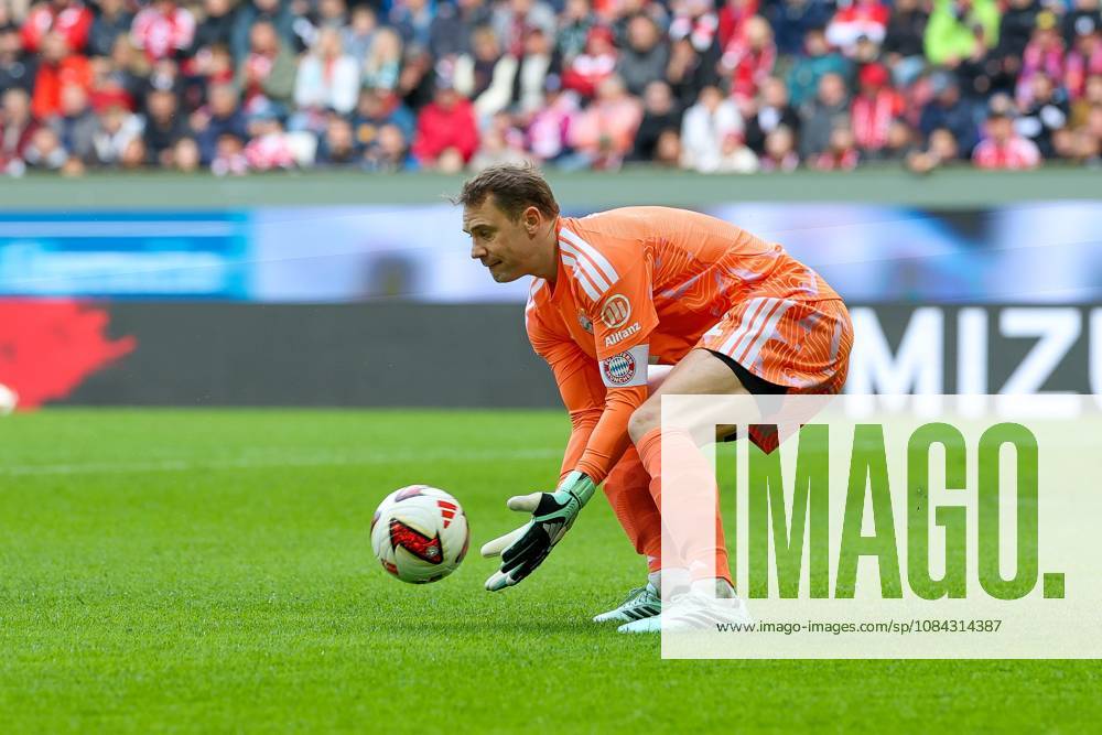 Torwartaktion von Manuel Neuer 1 (FC Bayern Muenchen), FC Augsburg vs. FC Bayern Muenchen, Fussball, 1. Bundesliga, 5. Spieltag, 10.10.2026 DFB DFL regulations prohibit any use of photographs as image sequences and or quasi-video Augsburg Bayern Deutschland