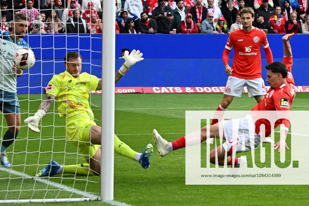 Fussball 1.Bundesliga, FSV Mainz 05 - Bayer 04 Leverkusen v.l. Anthony Caci (FSV Mainz 05) Torschuetze, erzielt das Tor, Treffer, scores the goal 1:2 Mark Flekken (Bayer 04 Leverkusen) Mainz