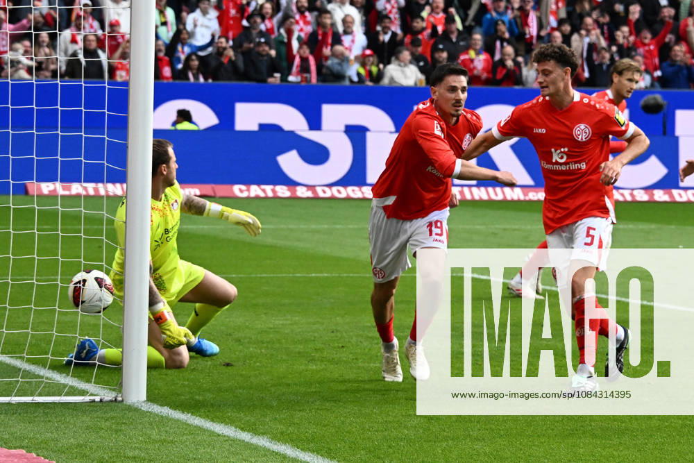 Fussball 1.Bundesliga, FSV Mainz 05 - Bayer 04 Leverkusen v.l. Torjubel nach dem Tor zum celebrating the goal celebrate 1:2 durch Anthony Caci (FSV Mainz 05) Mainz