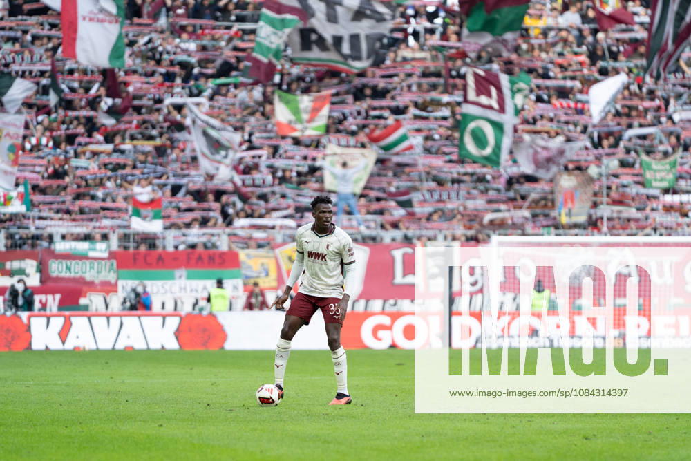 Juma Bah (35 Augsburg) in Aktion beim Bundesligaspiel FC Augsburg - FC Bayern München am 10.10.2026.