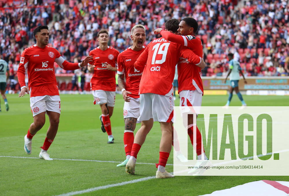 Fussball Bundesliga, 1. FSV Mainz 05 - Bayer 04 Leverkusen, v.l., Torjubel zum 2:2 durch Anthony Caci (FSV Mainz 05), Goal celebration, celebrate the goal DFL DFB REGULATIONS PROHIBIT ANY USE OF PHOTOGRAPHS AS IMAGE SEQUENCES AND OR QUASI-VIDEO.