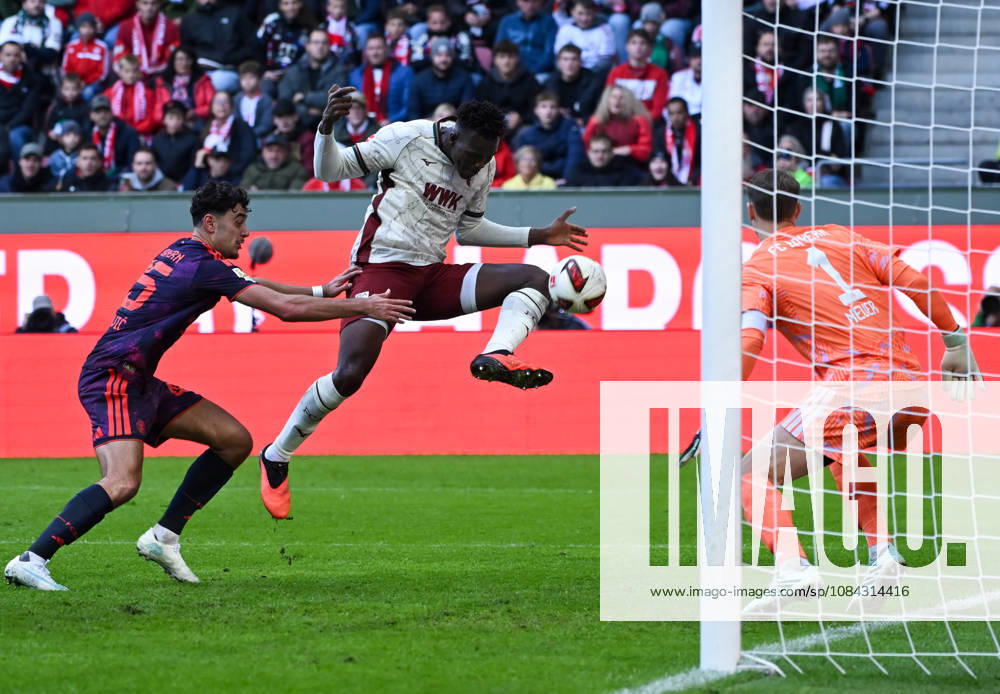 Fussball 1.Bundesliga, FC Augsburg - Bayern München v.l. Aleksandar Pavlovic (FC Bayern Muenchen), Juma Bah (FC Augsburg), Manuel Neuer (FC Bayern Muenchen) Zweikampf, Aktion, action, battle for the ball Augsburg