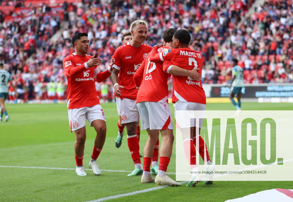 Fussball Bundesliga, 1. FSV Mainz 05 - Bayer 04 Leverkusen, v.l., Torjubel zum 2:2 durch Anthony Caci (FSV Mainz 05), Goal celebration, celebrate the goal DFL DFB REGULATIONS PROHIBIT ANY USE OF PHOTOGRAPHS AS IMAGE SEQUENCES AND OR QUASI-VIDEO.