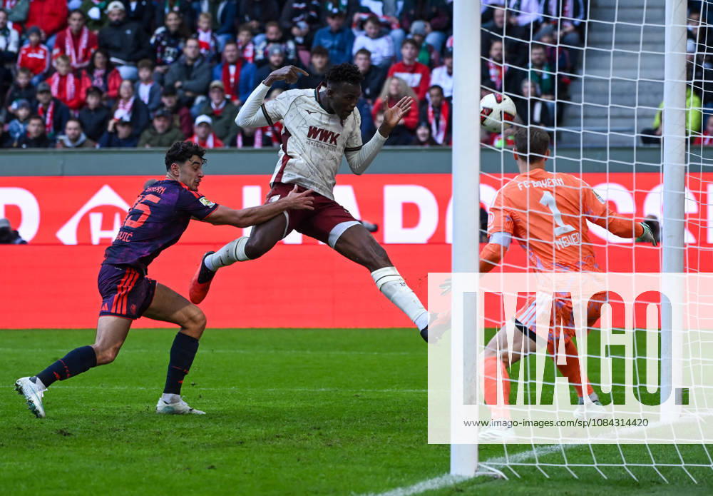 Fussball 1.Bundesliga, FC Augsburg - Bayern München v.l. Aleksandar Pavlovic (FC Bayern Muenchen), Juma Bah (FC Augsburg), Manuel Neuer (FC Bayern Muenchen) Zweikampf, Aktion, action, battle for the ball Augsburg