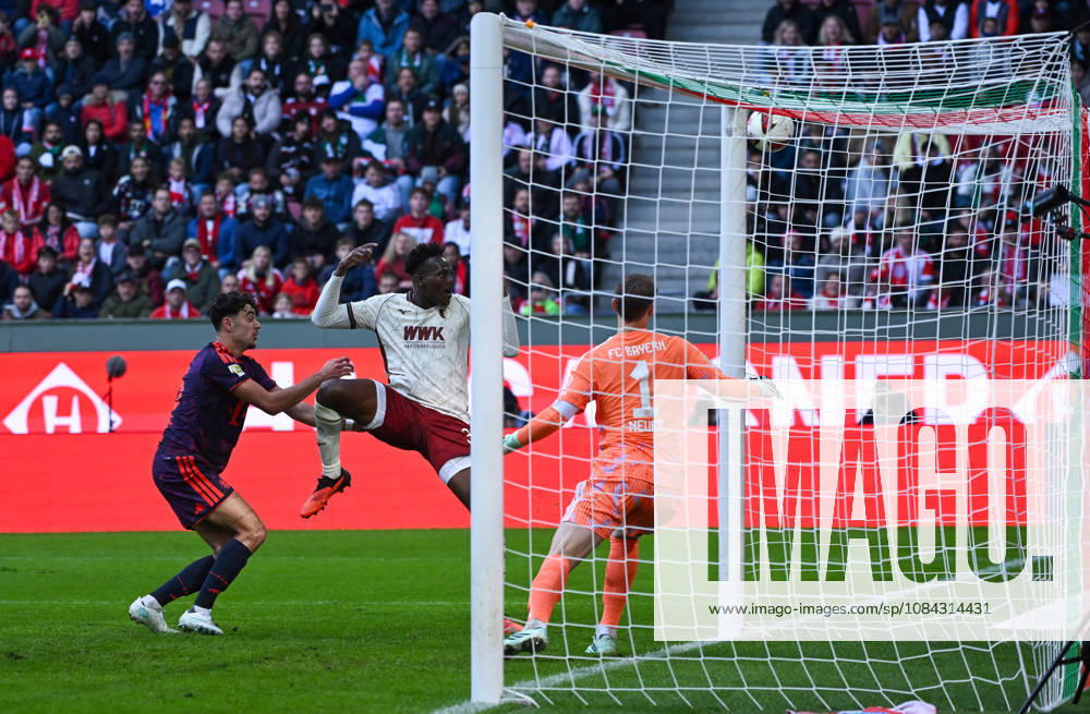 Fussball 1.Bundesliga, FC Augsburg - Bayern München v.l. Aleksandar Pavlovic (FC Bayern Muenchen), Juma Bah (FC Augsburg), Manuel Neuer (FC Bayern Muenchen) Zweikampf, Aktion, action, battle for the ball Augsburg