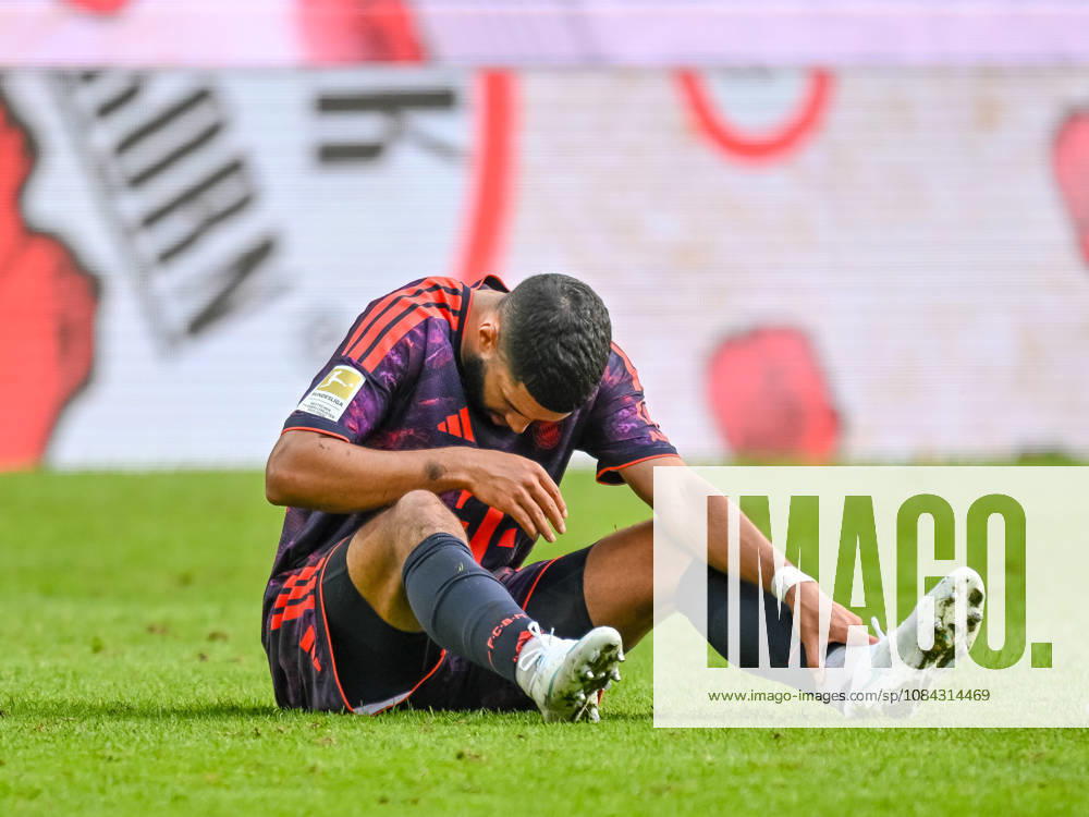 Ismael Saibari (FC Bayern Muenchen) verletzt am Boden waehrend des spiels der 1. Bundesliga zwischen FC Augsburg und FC Bayern Muenchen, WWK Arena am 10. October 2026 in Augsburg, Deutschland. (Foto von Harry Langer DeFodi Images) +++ Ismael Saibari (FC Bayern Muenchen) injured on the ground during the Bundesliga match between FC Augsburg and FC Bayern Muenchen at WWK Arena on October 10, 2026 in Augsburg, Germany. (Photo by Harry Langer DeFodi Images) DFB DFL REGULATIONS PROHIBIT ANY USE OF PHOTOGRAPHS AS IMAGE SEQUENCES AND OR QUASI-VIDEO. (Photo by Harry Langer DeFodi Images) DFB DFL REGULATIONS PROHIBIT ANY USE OF PHOTOGRAPHS AS IMAGE SEQUENCES AND OR QUASI-VIDEO. -