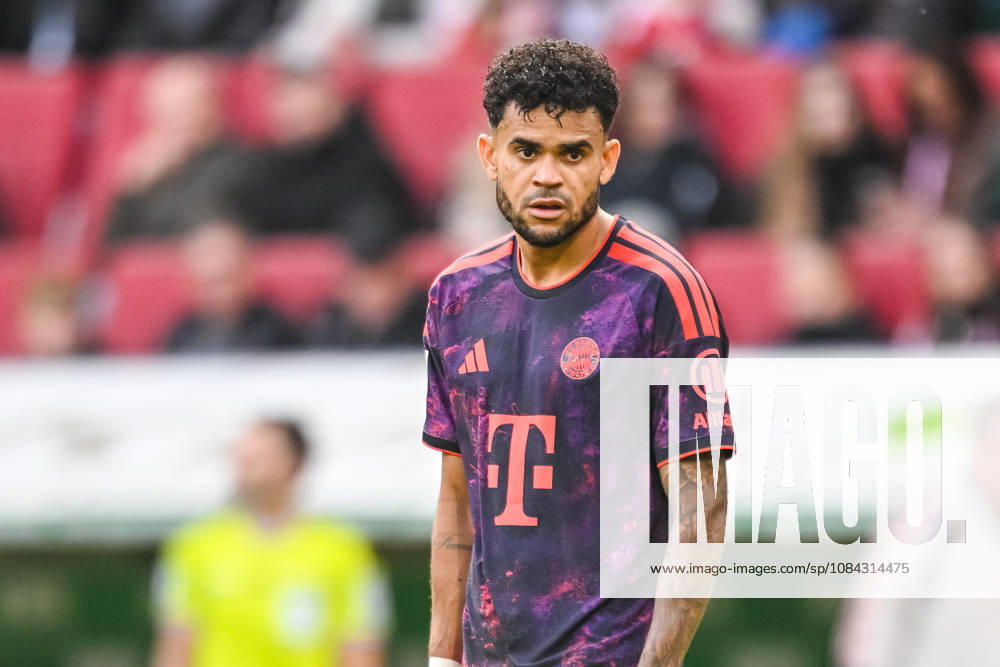 Luis Diaz (FC Bayern Muenchen) Schaut waehrend des spiels der 1. Bundesliga zwischen FC Augsburg und FC Bayern Muenchen, WWK Arena am 10. October 2026 in Augsburg, Deutschland. (Foto von Harry Langer DeFodi Images) +++ Luis Diaz (FC Bayern Muenchen) Looks on during the Bundesliga match between FC Augsburg and FC Bayern Muenchen at WWK Arena on October 10, 2026 in Augsburg, Germany. (Photo by Harry Langer DeFodi Images) DFB DFL REGULATIONS PROHIBIT ANY USE OF PHOTOGRAPHS AS IMAGE SEQUENCES AND OR QUASI-VIDEO. (Photo by Harry Langer DeFodi Images) DFB DFL REGULATIONS PROHIBIT ANY USE OF PHOTOGRAPHS AS IMAGE SEQUENCES AND OR QUASI-VIDEO. -