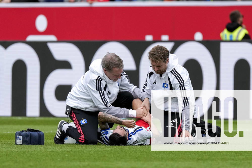 Fabio Vieira (HSV, 20) am Boden und muss behandelt werden, verletzt, Verletzung, Verletzungspause, Action, Aktion, Spielszene, 10.10.2026, Sinsheim (Deutschland), Fussball, Bundesliga, TSG 1899 Hoffenheim - Hamburger SV, DFB DFL REGULATIONS PROHIBIT ANY USE OF PHOTOGRAPHS AS IMAGE SEQUENCES AND OR QUASI-VIDEO.