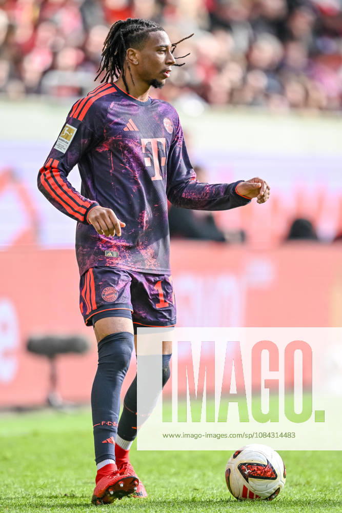 Michael Olise (FC Bayern Muenchen) in Aktion, am Ball, Einzelaktion waehrend des spiels der 1. Bundesliga zwischen FC Augsburg und FC Bayern Muenchen, WWK Arena am 10. October 2026 in Augsburg, Deutschland. (Foto von Harry Langer DeFodi Images) +++ Michael Olise (FC Bayern Muenchen) controls the Ball during the Bundesliga match between FC Augsburg and FC Bayern Muenchen at WWK Arena on October 10, 2026 in Augsburg, Germany. (Photo by Harry Langer DeFodi Images) DFB DFL REGULATIONS PROHIBIT ANY USE OF PHOTOGRAPHS AS IMAGE SEQUENCES AND OR QUASI-VIDEO. (Photo by Harry Langer DeFodi Images) DFB DFL REGULATIONS PROHIBIT ANY USE OF PHOTOGRAPHS AS IMAGE SEQUENCES AND OR QUASI-VIDEO. -