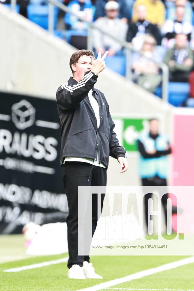 Fussball 1.Bundesliga, TSG 1899 Hoffenheim - Hamburger SV v.l. Trainer Merlin Polzin (Hamburger SV) gibt Anweisungen, gestikuliert, mit den Armen gestikulieren gives instructions, gesticulates Sinsheim