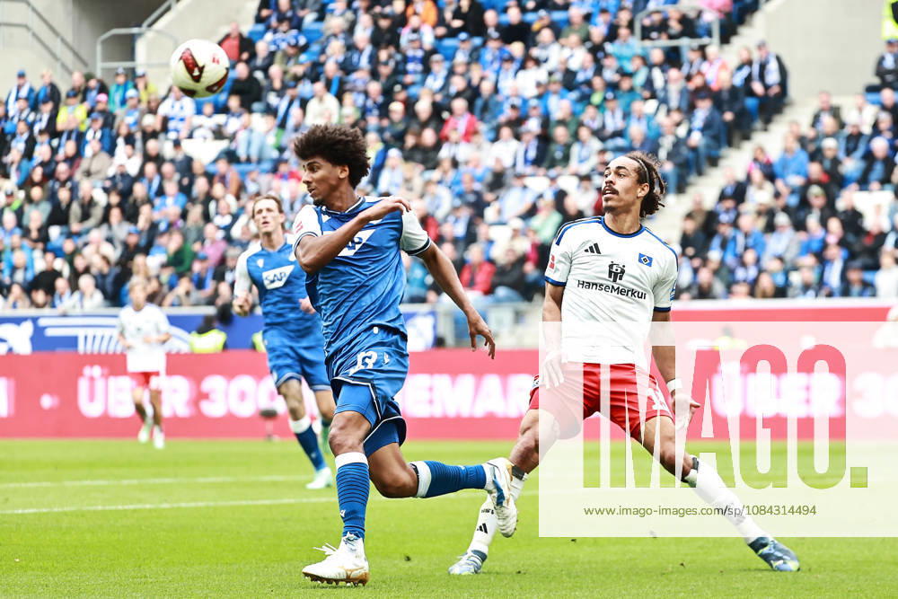Fussball 1.Bundesliga, TSG 1899 Hoffenheim - Hamburger SV v.l. Zweikampf, Duell, duel, tackle, compete Bernardo (TSG 1899 Hoffenheim) Yussuf Poulsen (Hamburger SV) Sinsheim