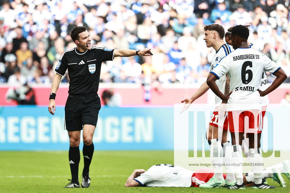 Fussball 1.BundeslSchiedsrichter Harm Osmers gibt Anweisungen, gestikuliert, mit den Armen gestikulieren gives instructions, gesticulatesiga, TSG 1899 Hoffenheim - Hamburger SV v.l. Sinsheim