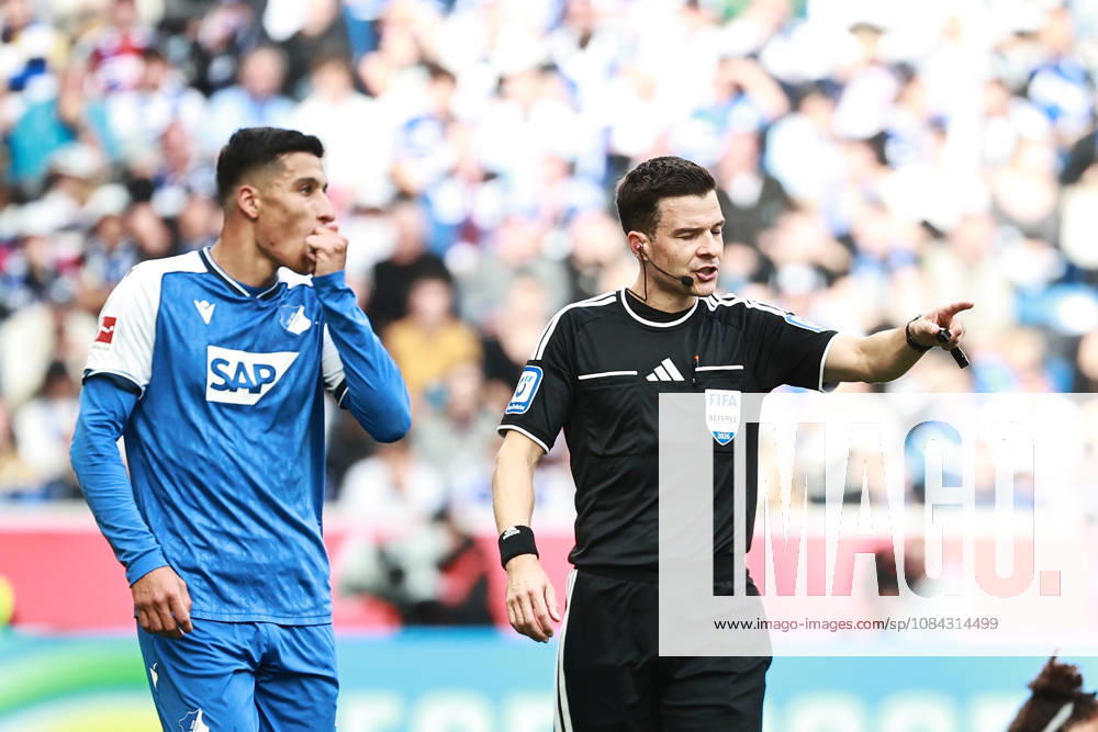 Fussball 1.Bundesliga, TSG 1899 Hoffenheim - Hamburger SV v.l. Schiedsrichter Harm Osmers gibt Anweisungen, gestikuliert, mit den Armen gestikulieren gives instructions, gesticulates Sinsheim