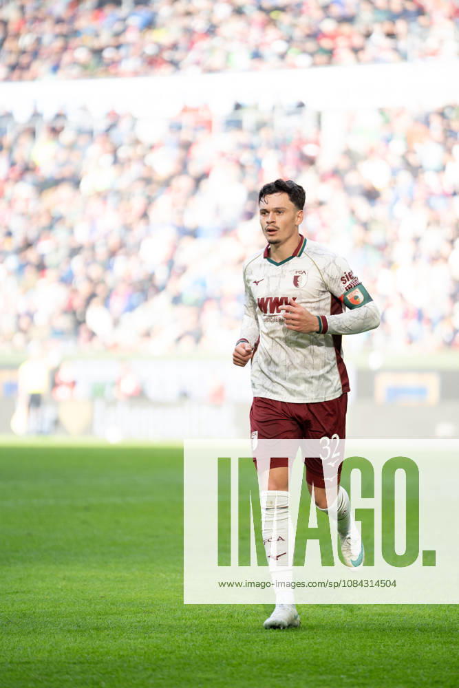 Fabian Rieder (32 Augsburg) beim Bundesligaspiel FC Augsburg - FC Bayern München am 10.10.2026.