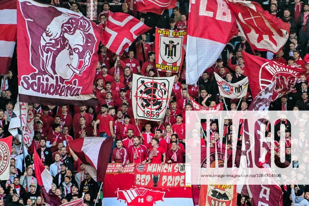 GER, Fußball, Herren, 1. Bundesliga, 5. Spieltag, FC Augsburg vs FC Bayern München Fanblock des FC Bayern, Fahnen, Ultras, Fans, Schmähplakat gegen 1860 Augsburg WWK-Arena Bayern Deutschland