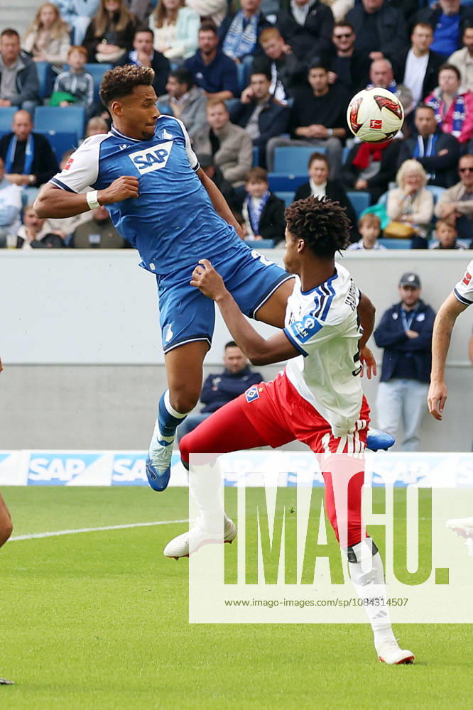 Fussball 1.Bundesliga, TSG 1899 Hoffenheim - Hamburger SV v.l. Bambasà Contà (TSG 1899 Hoffenheim) Warmed Omari (Hamburger SV) Zweikampf, Aktion, action, battle for the ball Sinsheim