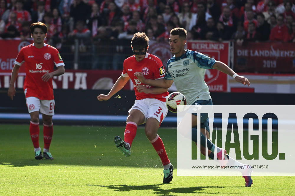 Fussball 1.Bundesliga, FSV Mainz 05 - Bayer 04 Leverkusen v.l. Fabio Gruber (FSV Mainz 05) Patrik Schick (Bayer 04 Leverkusen) Zweikampf, Aktion, action, battle for the ball Mainz