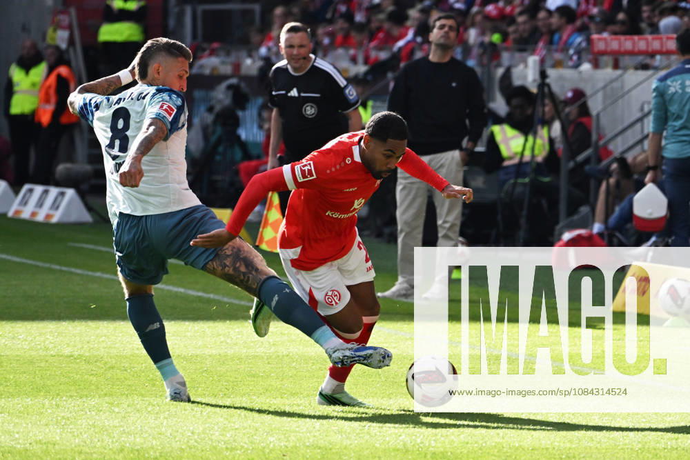 Fussball 1.Bundesliga, FSV Mainz 05 - Bayer 04 Leverkusen v.l. Robert Andrich (Bayer 04 Leverkusen) Sheraldo Becker (FSV Mainz 05) Zweikampf, Aktion, action, battle for the ball Mainz