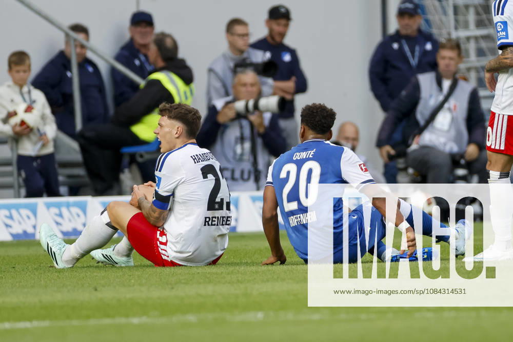 Nicolai Remberg (Hamburger SV, 21) und Bambase Conte (TSG Hoffenheim, 20) am Boden , Deutschland, Fussball, 1. Bundesliga, 5.Spieltag, 2026 2027, TSG Hoffenheim vs. Hamburger SV, 10.10.2026, Sinsheim SNP Arena Deutschland