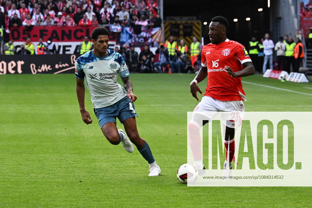 Fussball 1.Bundesliga, FSV Mainz 05 - Bayer 04 Leverkusen v.l. Jarell Quansah (Bayer 04 Leverkusen) Sheraldo Becker (FSV Mainz 05) Zweikampf, Aktion, action, battle for the ball Mainz