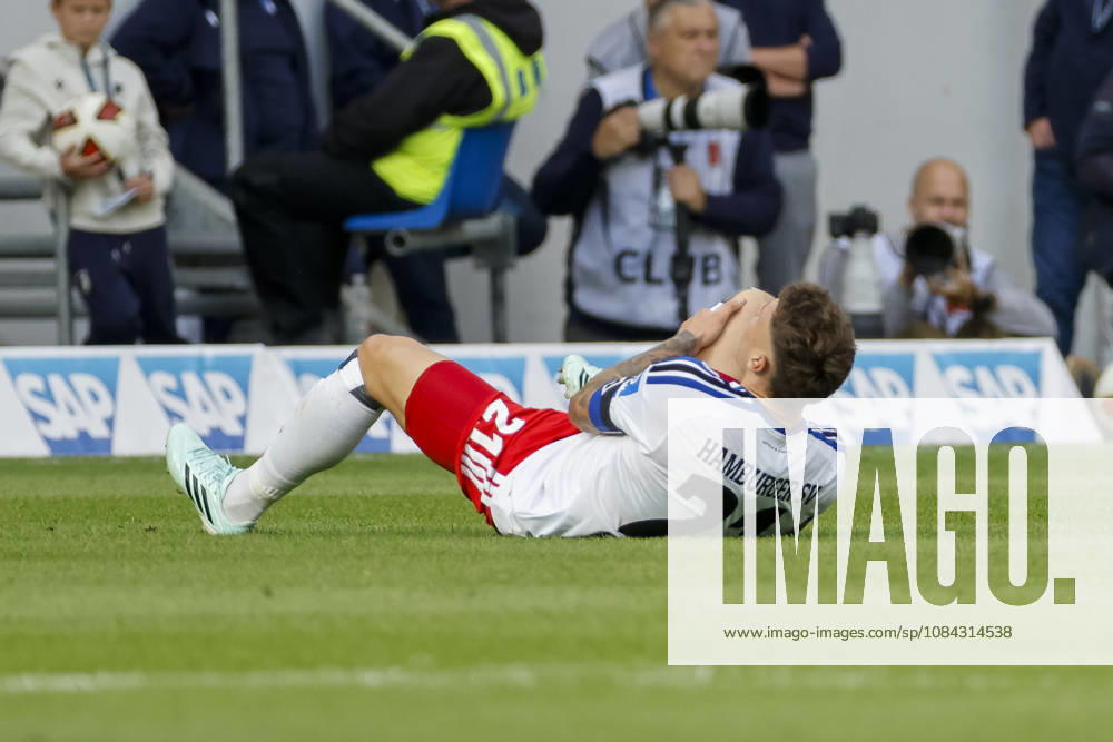 Nicolai Remberg (Hamburger SV, 21) verletzt am Boden , Deutschland, Fussball, 1. Bundesliga, 5.Spieltag, 2026 2027, TSG Hoffenheim vs. Hamburger SV, 10.10.2026, Sinsheim SNP Arena Deutschland