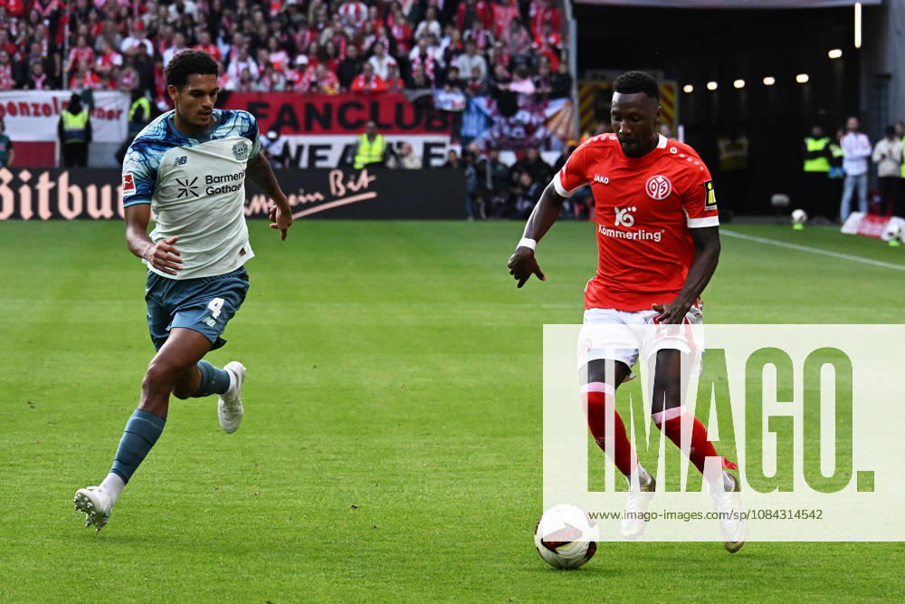 Fussball 1.Bundesliga, FSV Mainz 05 - Bayer 04 Leverkusen v.l. Jarell Quansah (Bayer 04 Leverkusen) Sheraldo Becker (FSV Mainz 05) Zweikampf, Aktion, action, battle for the ball Mainz
