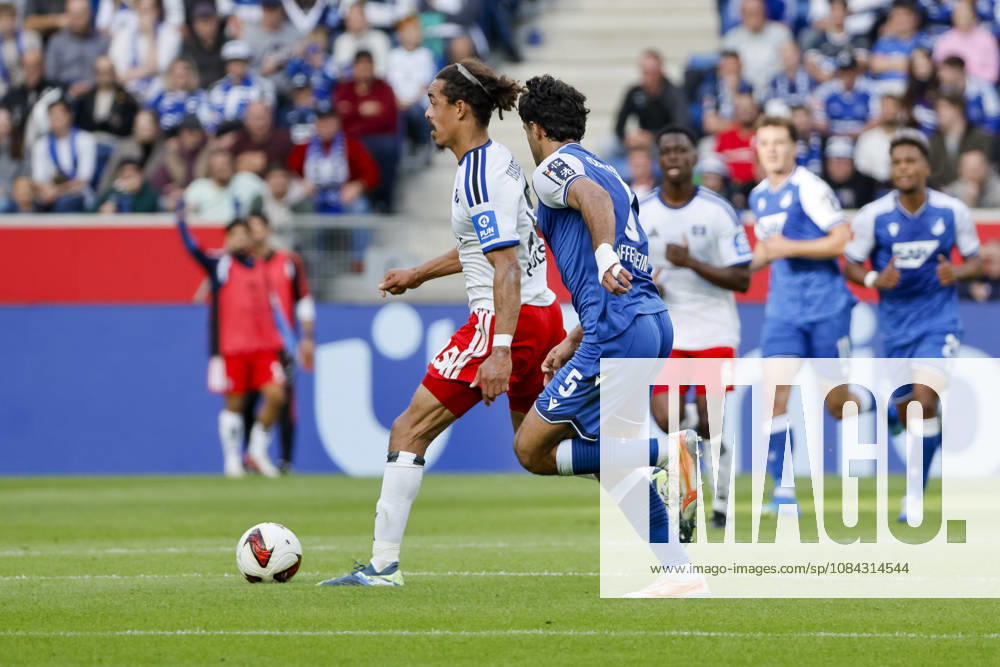 Yussuf Poulsen (Hamburger SV, 15) und Ozan Kabak (TSG Hoffenheim, 05) im Laufduell , Deutschland, Fussball, 1. Bundesliga, 5.Spieltag, 2026 2027, TSG Hoffenheim vs. Hamburger SV, 10.10.2026, Sinsheim SNP Arena Deutschland