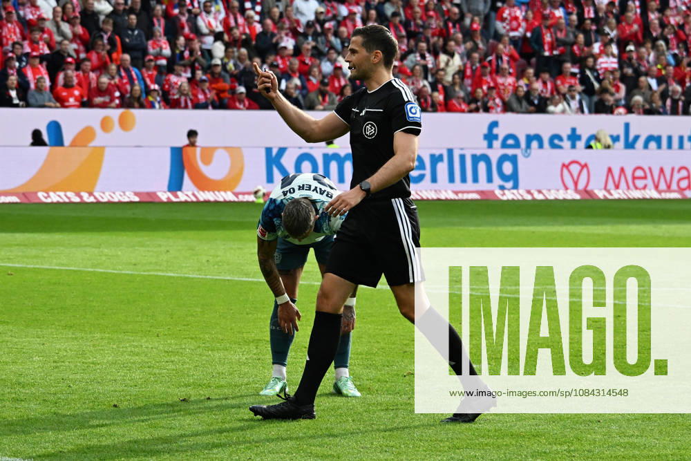 Fussball 1.Bundesliga, FSV Mainz 05 - Bayer 04 Leverkusen v.l. Schiedsrichter Referee Max Burda Mainz