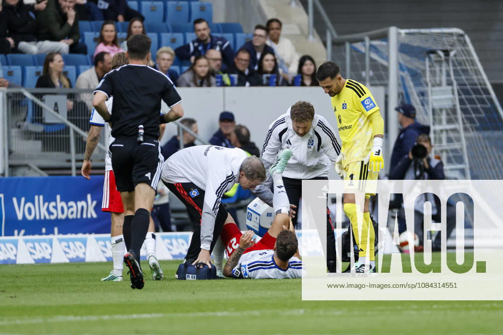 Nicolai Remberg (Hamburger SV, 21) verletzt am Boden , Deutschland, Fussball, 1. Bundesliga, 5.Spieltag, 2026 2027, TSG Hoffenheim vs. Hamburger SV, 10.10.2026, Sinsheim SNP Arena Deutschland