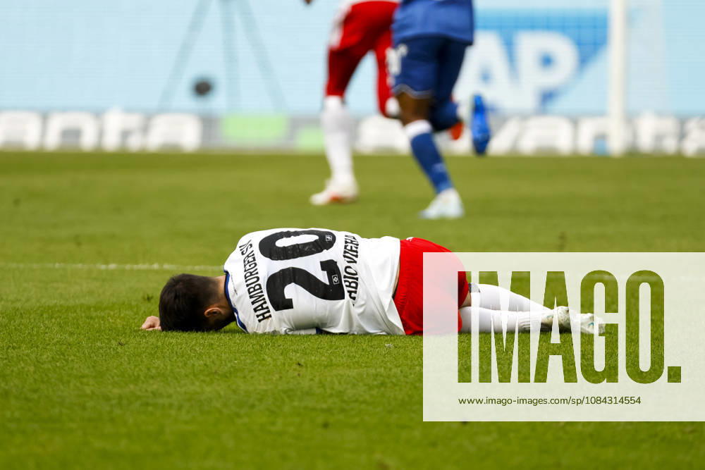 Fabio Vieira (Hamburger SV, 20) verletzt am Boden , Deutschland, Fussball, 1. Bundesliga, 5.Spieltag, 2026 2027, TSG Hoffenheim vs. Hamburger SV, 10.10.2026, Sinsheim SNP Arena Deutschland
