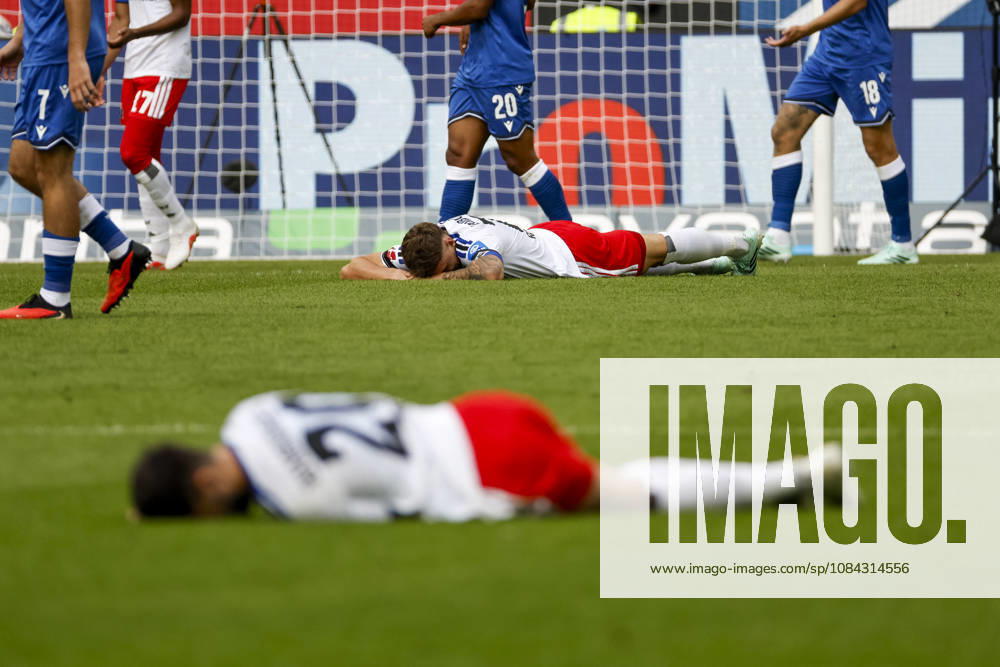 Fabio Vieira (Hamburger SV, 20) und Nicolai Remberg (Hamburger SV, 21) verletzt am Boden , Deutschland, Fussball, 1. Bundesliga, 5.Spieltag, 2026 2027, TSG Hoffenheim vs. Hamburger SV, 10.10.2026, Sinsheim SNP Arena Deutschland