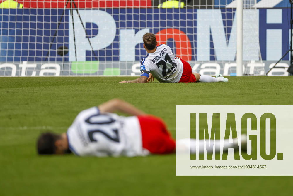 Fabio Vieira (Hamburger SV, 20) und Nicolai Remberg (Hamburger SV, 21) verletzt am Boden , Deutschland, Fussball, 1. Bundesliga, 5.Spieltag, 2026 2027, TSG Hoffenheim vs. Hamburger SV, 10.10.2026, Sinsheim SNP Arena Deutschland