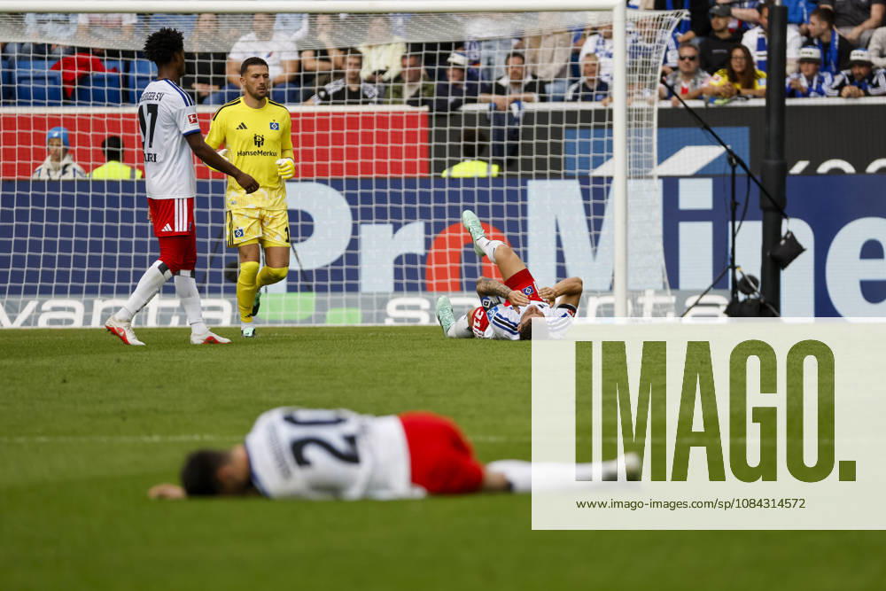 Fabio Vieira (Hamburger SV, 20) und Nicolai Remberg (Hamburger SV, 21) verletzt am Boden , Deutschland, Fussball, 1. Bundesliga, 5.Spieltag, 2026 2027, TSG Hoffenheim vs. Hamburger SV, 10.10.2026, Sinsheim SNP Arena Deutschland