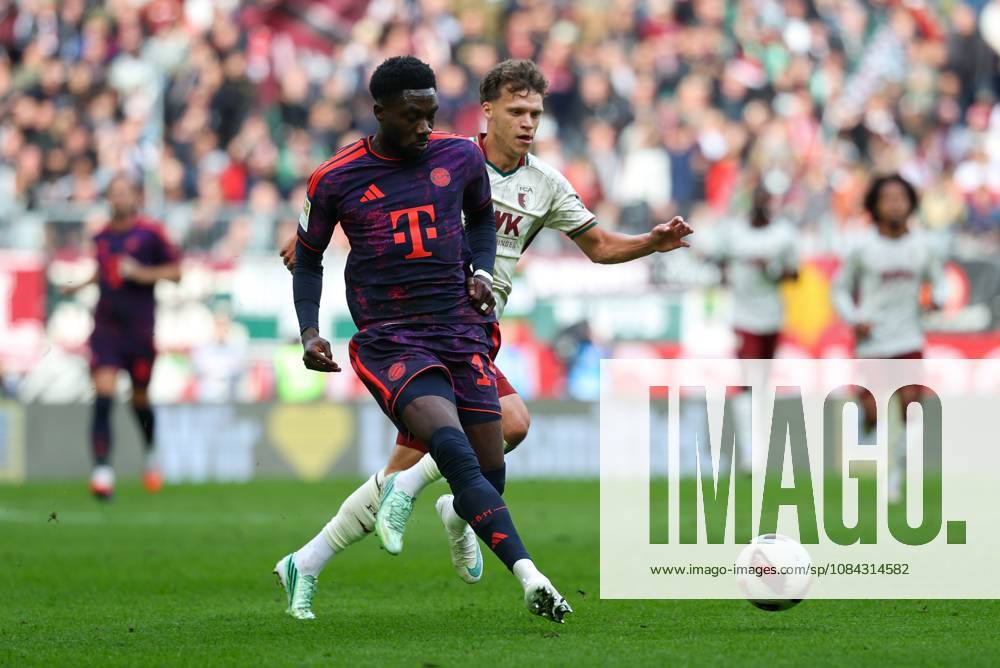 Im Zweikampf, Aktion, mit Robin Fellhauer 19 (FC Augsburg), Alphonso Davies 19 (FC Bayern Muenchen), FC Augsburg vs. FC Bayern Muenchen, Fussball, 1. Bundesliga, 5. Spieltag, 10.10.2026 DFB DFL regulations prohibit any use of photographs as image sequences and or quasi-video Augsburg Bayern Deutschland