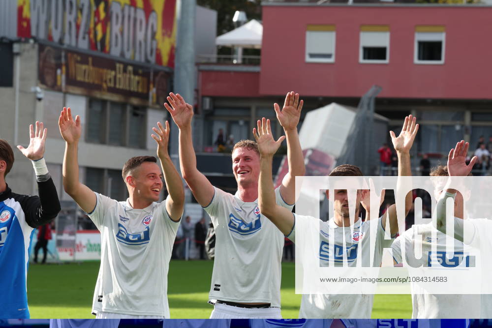 FC Würzburger Kickers- FC Hansa Rostock Würzburg 10.10..2026, Fußball 3.Liga FC Würzburger Kickers - FC Hansa Rostock Das Team vom FC Hansa Rostock feiert mit Kenan Fatkic FC Hansa Rostock Emil Holten FC Hansa Rostock und Marco Schuster FC Hansa Rostock den Sieg bei den Fans Akon Arena Bayern Deutschland