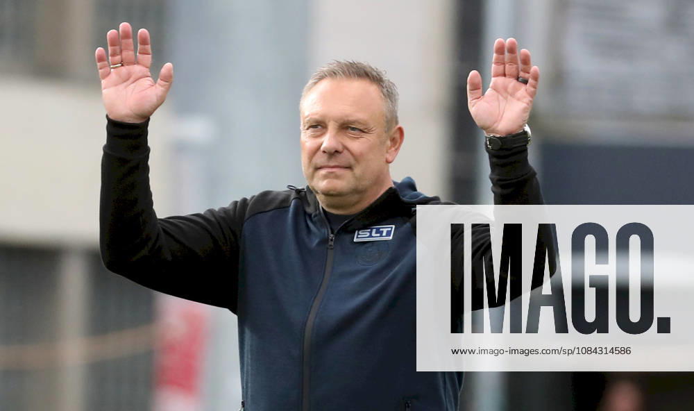 Herren, Fussball, Saison 2026 2027, 3. Liga, 8. Spieltag: FC Wuerzburger Kickers - FC Hansa Rostock v.li.: Trainer Andre Breitenreiter (FC Hansa Rostock) jubelt nach Spielende, Einzelbild Wuerzburg AKON ARENA Bayern Deutschland