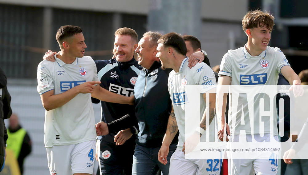 Herren, Fussball, Saison 2026 2027, 3. Liga, 8. Spieltag: FC Wuerzburger Kickers - FC Hansa Rostock v.li.: Kenan Fatkic (FC Hansa Rostock), Trainer Andre Breitenreiter (FC Hansa Rostock), Niklas Koelle (FC Hansa Rostock), Yannick Michaelis (FC Hansa Rostock) jubeln nach Spielende Wuerzburg AKON ARENA Bayern Deutschland