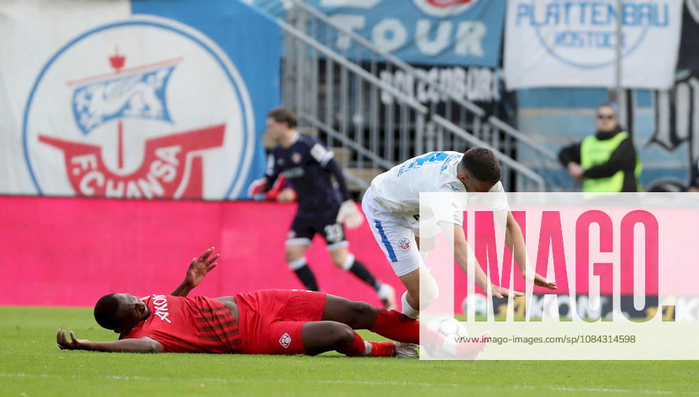 Herren, Fussball, Saison 2026 2027, 3. Liga, 8. Spieltag: FC Wuerzburger Kickers - FC Hansa Rostock v.li.: Tarsis Bonga (FC Wuerzburger Kickers), Kenan Fatkic (FC Hansa Rostock) Wuerzburg AKON ARENA Bayern Deutschland