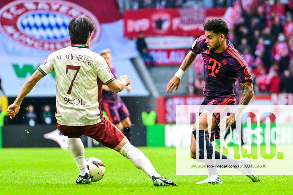 GER, Fußball, Herren, 1. Bundesliga, 5. Spieltag, FC Augsburg vs FC Bayern München Young-woo Seol (FC Augsburg, 7), Luis Diaz (Bayern Muenchen, 14) Augsburg WWK-Arena Bayern Deutschland