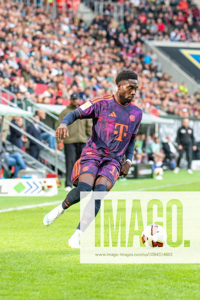 Alphonso Davies (19 Bayern) in Aktion beim Bundesligaspiel FC Augsburg - FC Bayern München am 10.10.2026.