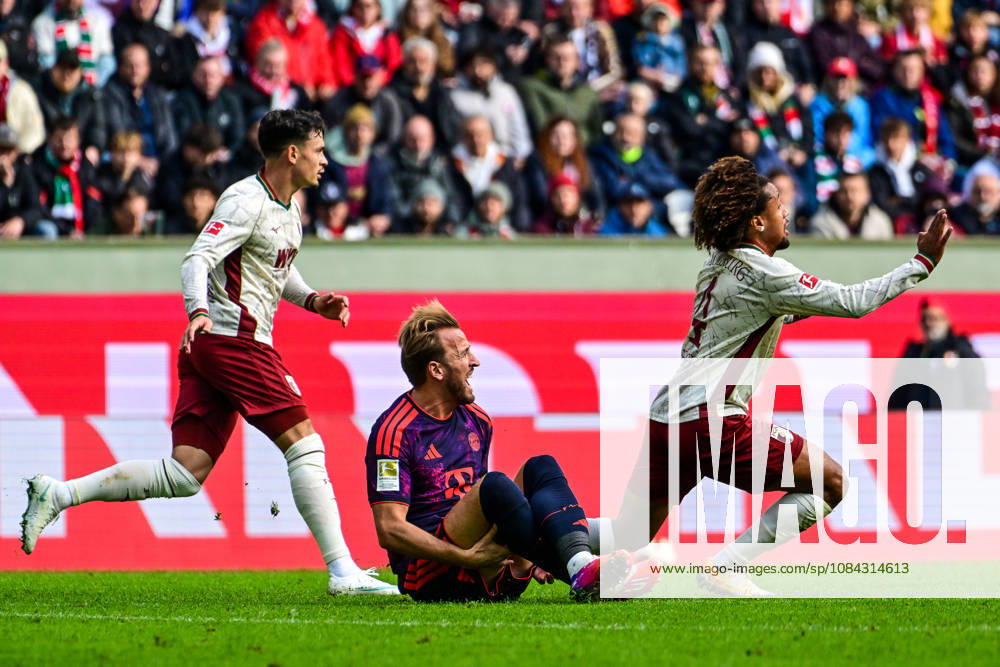 GER, Fußball, Herren, 1. Bundesliga, 5. Spieltag, FC Augsburg vs FC Bayern München Han-Noah Massengo (FC Augsburg, 4) trifft Harry Kane (Bayern Muenchen, 9) an der Wade Augsburg WWK-Arena Bayern Deutschland