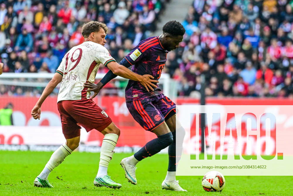 GER, Fußball, Herren, 1. Bundesliga, 5. Spieltag, FC Augsburg vs FC Bayern München Robin Fellhauer (FC Augsburg, 19) Alphonso Davies (Bayern Muenchen, 19) Augsburg WWK-Arena Bayern Deutschland