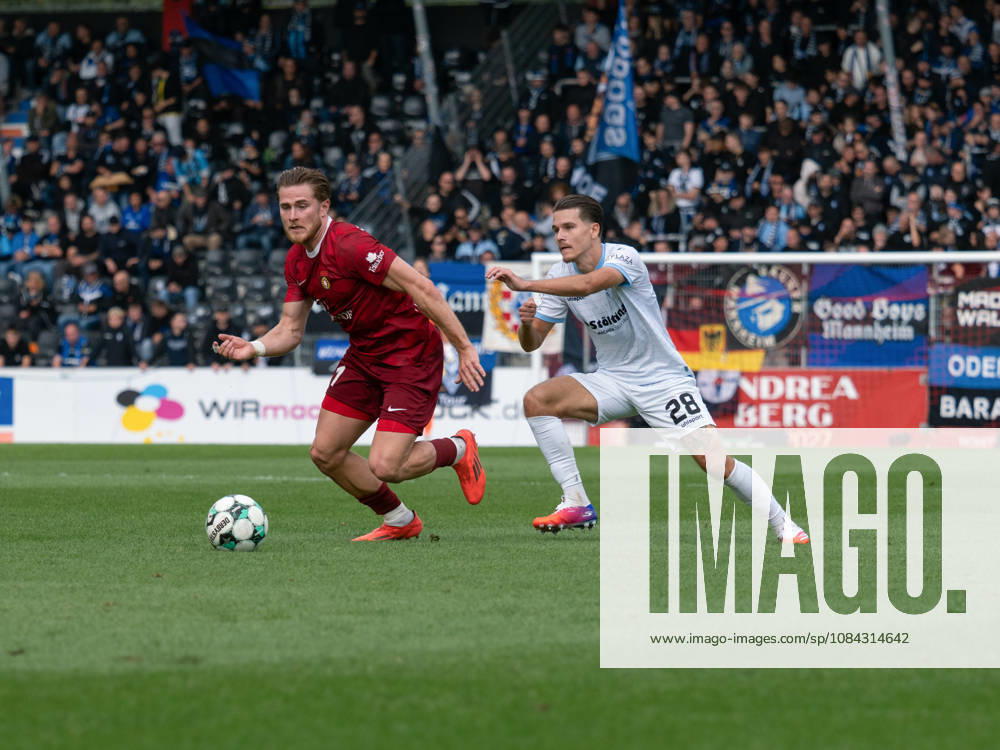 Zweikampf Tim Rossmann (SG Sonnenhof Grossaspach, 11) gegen Diego Michel (SV Waldhof Mannheim, 28), Laufduell Sprintduell Ballbesitz GER, Fussball, SG Sonnenhof Grossaspach vs. SV Waldhof Mannheim, 3. Liga, 8. Spieltag, Aspach, Saison 2026 2027, 10.10.2026 GER, Fussball, SG Sonnenhof Grossaspach vs. SV Waldhof Mannheim, 3. Liga, 8. Spieltag, Aspach, Saison 2026 2027, 10.10.2026 Aspach