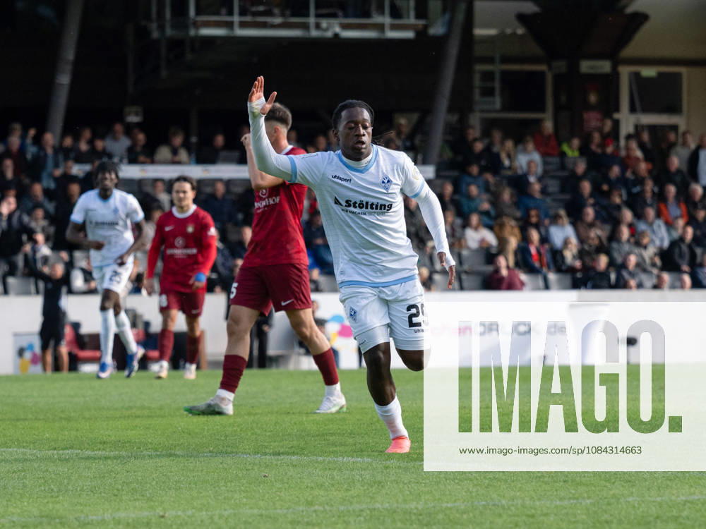 TOR zum 1:3 durch Nolan Muteba N Tumba (SV Waldhof Mannheim, 29) Torjubel, Jubel Freude Emotion Teamjubel Gestik Geste GER, Fussball, SG Sonnenhof Grossaspach vs. SV Waldhof Mannheim, 3. Liga, 8. Spieltag, Aspach, Saison 2026 2027, 10.10.2026 GER, Fussball, SG Sonnenhof Grossaspach vs. SV Waldhof Mannheim, 3. Liga, 8. Spieltag, Aspach, Saison 2026 2027, 10.10.2026 Aspach