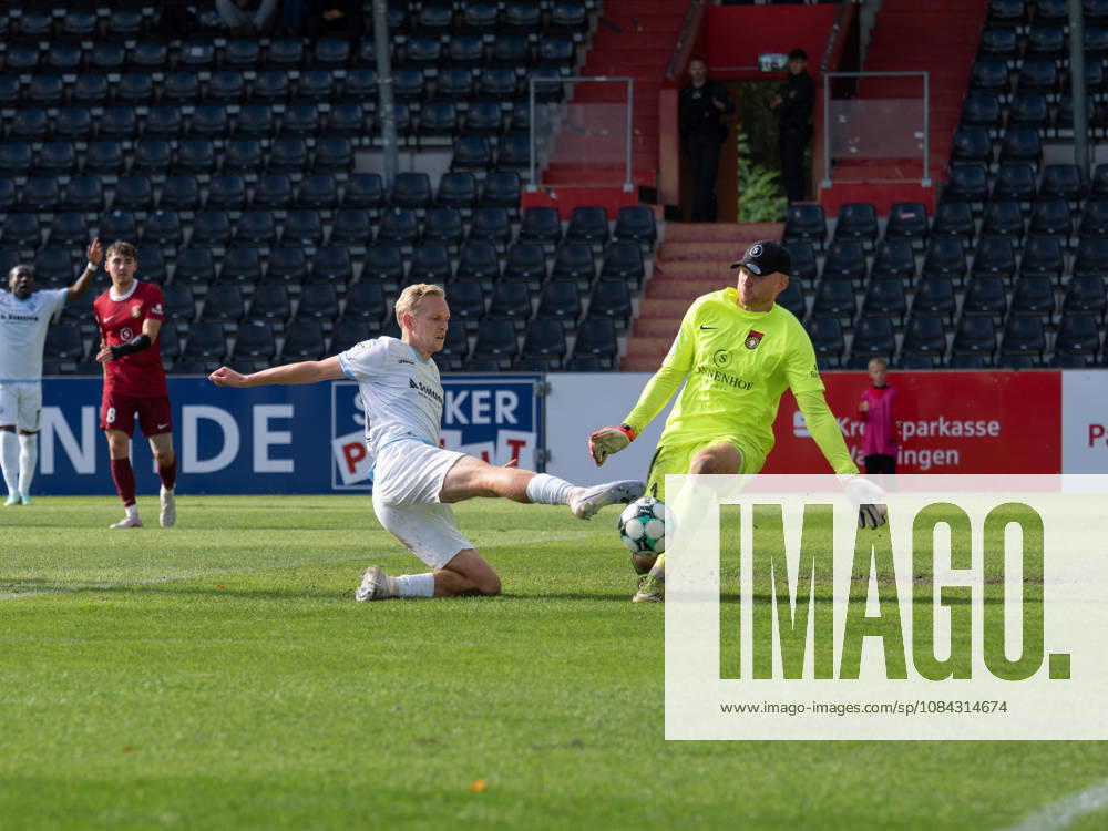 Torwart Maximilian Reule (SG Sonnenhof Grossaspach, 01) klaert vor Julian Rieckmann (SV Waldhof Mannheim, 21) GER, Fussball, SG Sonnenhof Grossaspach vs. SV Waldhof Mannheim, 3. Liga, 8. Spieltag, Aspach, Saison 2026 2027, 10.10.2026 GER, Fussball, SG Sonnenhof Grossaspach vs. SV Waldhof Mannheim, 3. Liga, 8. Spieltag, Aspach, Saison 2026 2027, 10.10.2026 Aspach